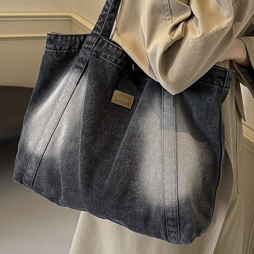The new large-capacity underarm tote bag, hand-held shoulder bag, versatile denim casual retro large-capacity bag full figure