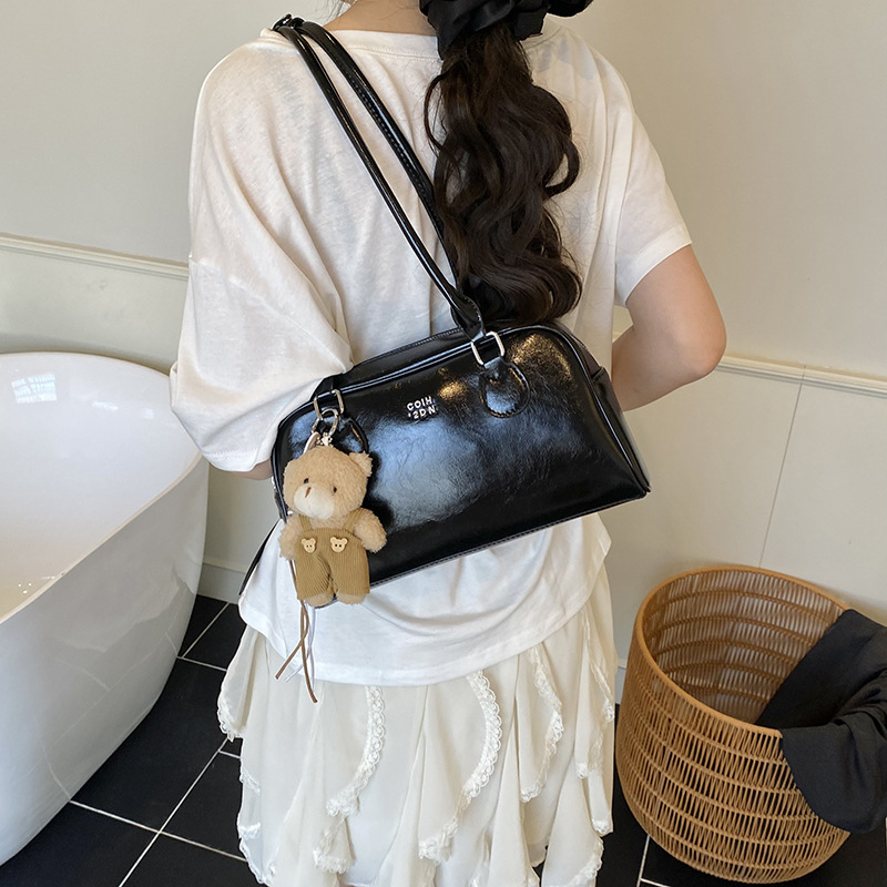 Women's 2025 new style Korean niche high-end single-shoulder bag, large-capacity commuting underarm bag, fashionable baguette bag Application Scenario