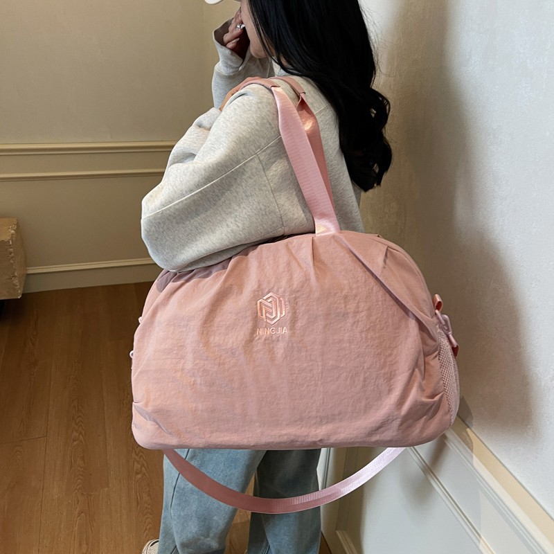 Fashionable new travel bags: Women's portable short-distance luggage bag, men's large-capacity lightweight swimming and fitness bag Application Scenario