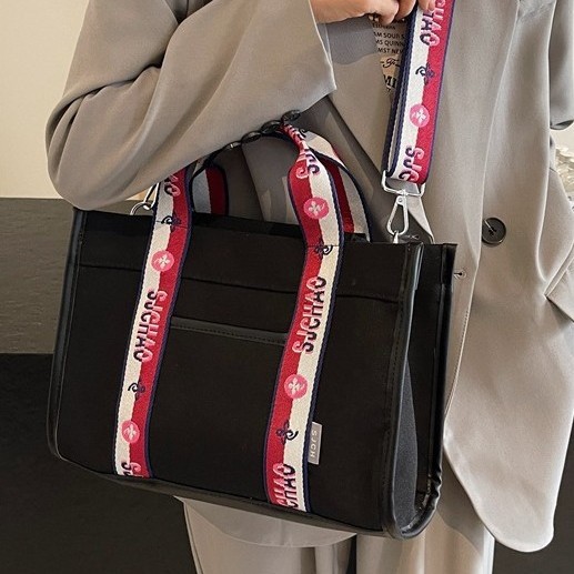 Large-capacity, fashionable new tote bag, high-end quality underarm bag, class commuting bag, trendy embroidery casual commuting bag Application Scenario