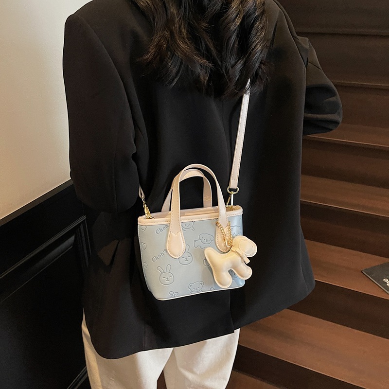 The 2025 new style of fashionable and trendy embossed hand-held small square bag for women, with a sense of high-end sophistication and a cute forest style, is a single-shoulder crossbody bag Specification drawing
