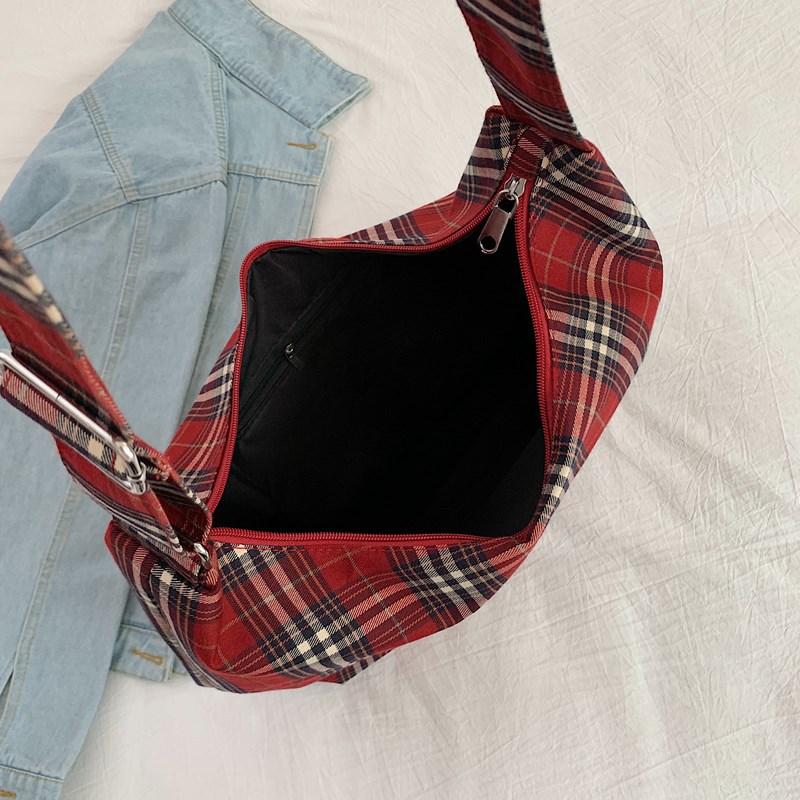 Versatile ins crossbody bag for women, 2024 new retro checkered tote bag, college style, large capacity single-shoulder underarm bag Application Scenario