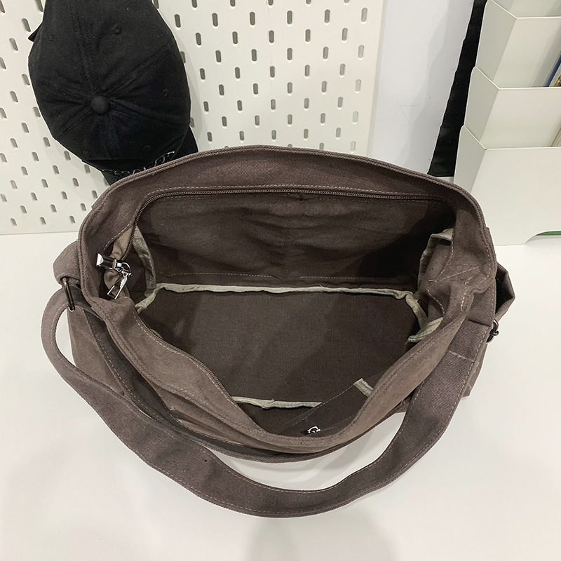 Canvas crossbody bag for women, large-capacity tote bag for college students' commuting to class, 2024 new style, casual and versatile single-shoulder bag Application Scenario