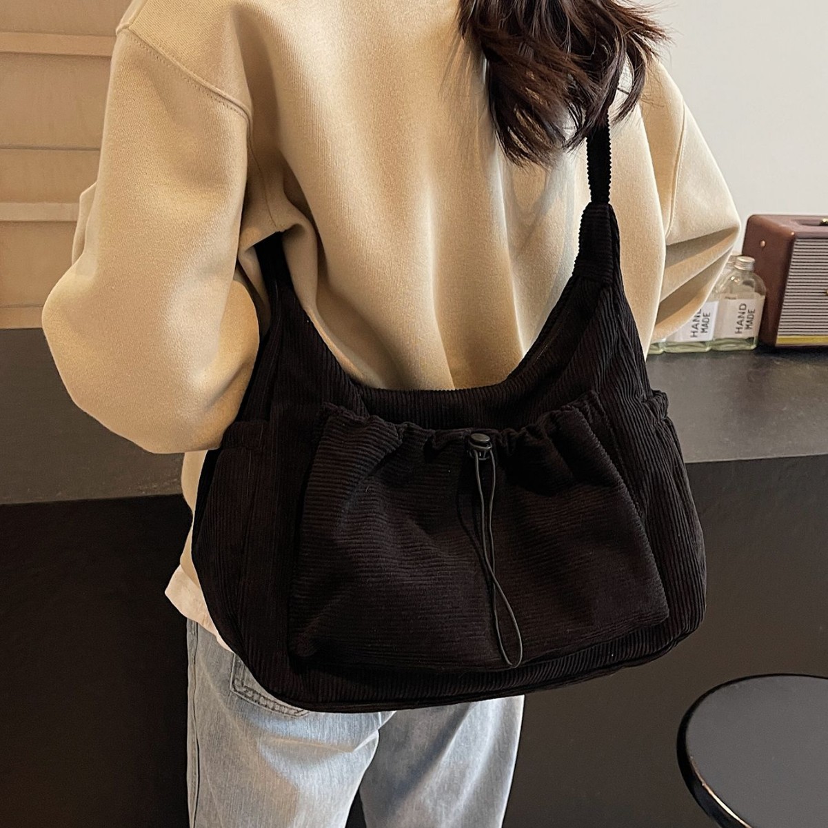 This is a new 2024 autumn retro style casual and versatile Tote large-capacity solid color single-shoulder crossbody corduroy bag for women details Picture