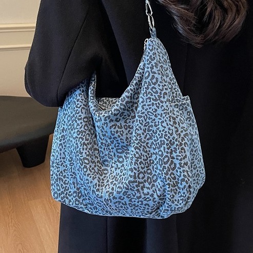 New single-shoulder versatile tote bag, denim laid-back large-capacity bag, new school-style underarm bag for autumn and winter Application Scenario