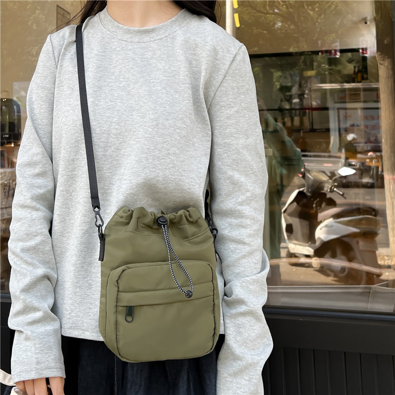 New personalized single-shoulder crossbody bag, casual drawstring pleated bag, large-capacity lightweight women's bag, nylon bucket bag, trendy women full figure