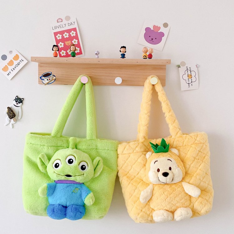 2023 Winter New large-capacity cute Pineapple Winnie Sweet girl single-shoulder bag, street versatile plush girls' bag details Picture