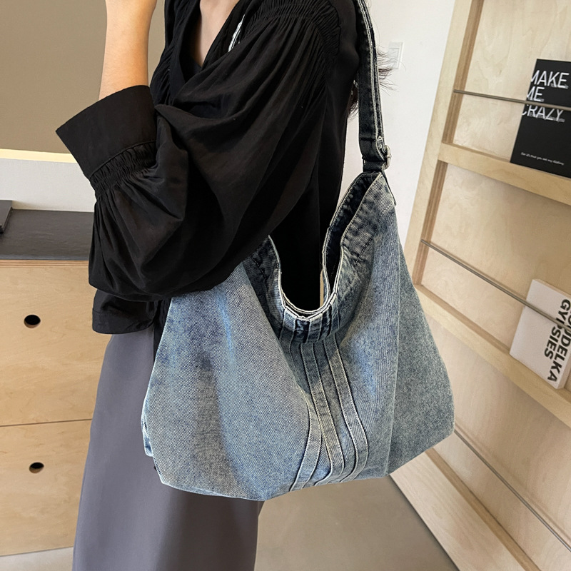 Artistic and casual denim single-shoulder bag for women, 2024 new large-capacity tote bag, fashionable and simple student class bag full figure