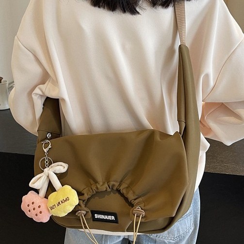 The 2024 autumn/winter collection features a simple design crossbody bag for women, a light and sporty commuting single-shoulder bag, and a casual high-look dumpling bag details Picture