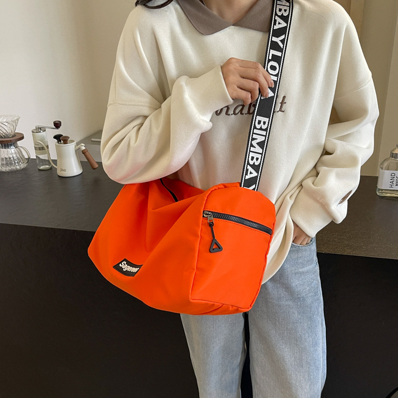 Casual large-capacity single-shoulder bag for women, new cross-border ins trendy pillow bag, lightweight outdoor sports crossbody bag details Picture