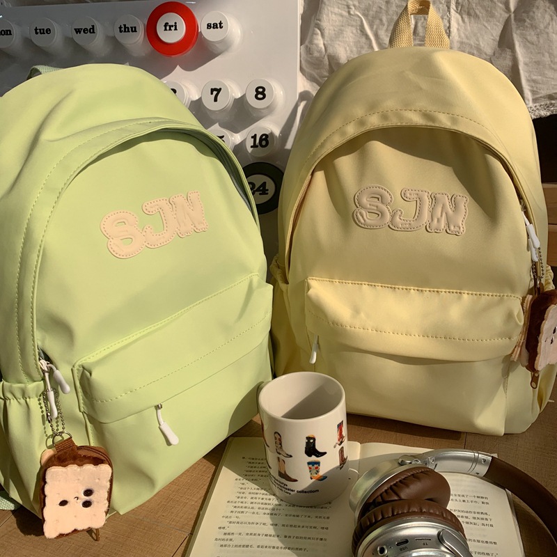 Simple and high-appearation-level schoolbag, solid-color, niche and simple campus-style backpack for junior high school and college students, travel and commuting backpack Application Scenario