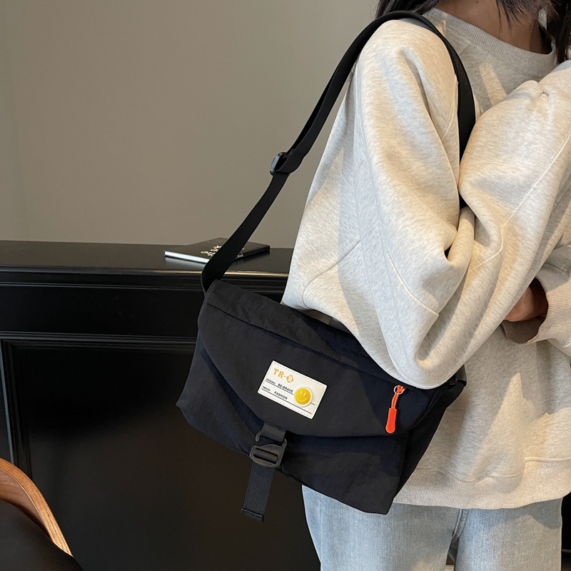 Single-shoulder outdoor crossbody bag with a sense of design, large-capacity underarm bag, trendy student simple commuting bag, casual backpack Application Scenario