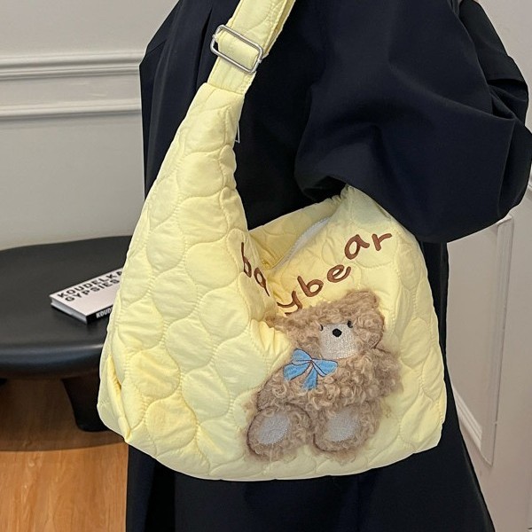 A new large-capacity fashionable nylon fabric bag for women, a versatile single-shoulder crossbody bag for autumn and winter, and a tote bag for school and commuting Application Scenario