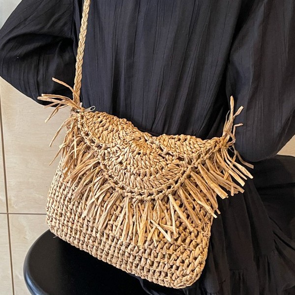 Cross-border Korean-style fringed straw woven bag, fashionable hook flower large flip cover hand-woven bag, casual women's bag, beach bag for women Application Scenario