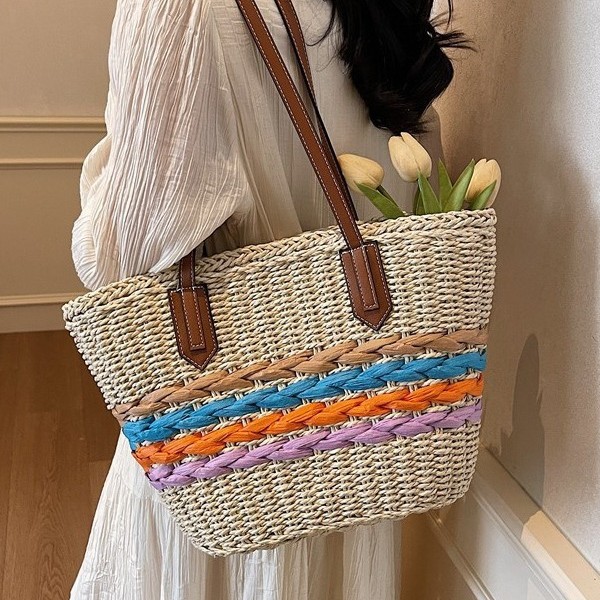 Color-blocking straw-woven bag for women, large capacity 2025 new style, fashionable single-shoulder underarm bag, beach commuting tote bag, cross-border Application Scenario
