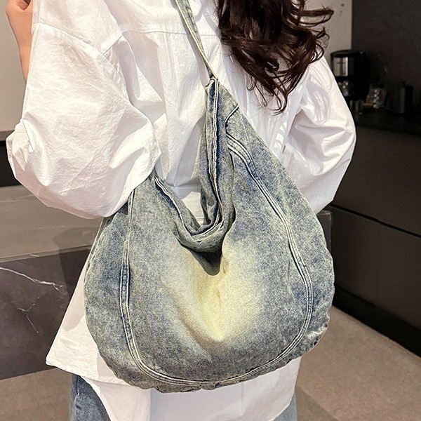 The 2025 new style of fashionable, niche, casual and commuting girl single-shoulder underarm bag with a high-end retro denim tote bag full figure