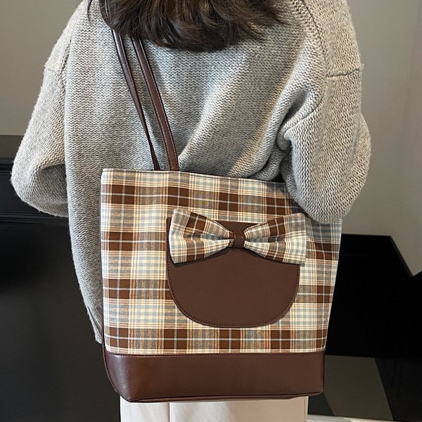 The new Tote bag is a large-capacity, niche bag for girls with a checkered pattern and a fresh bow. It is a multi-functional backpack Application Scenario