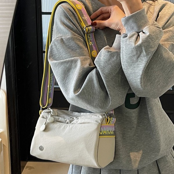 Large-capacity tote bag for women, 2025 new niche jacquard canvas single-shoulder bag, a versatile commuting bag for college students attending classes full figure