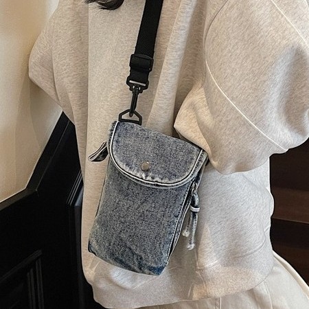 Minimalist style mobile phone bag for women, light and thin Japanese and Korean denim water cup bag, versatile mini casual single-shoulder crossbody coin purse full figure