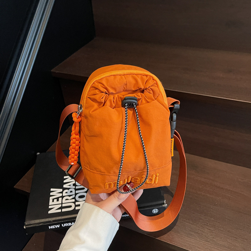 A new summer mini water cup and water bottle bag for women, a light and simple crossbody bag Application Scenario
