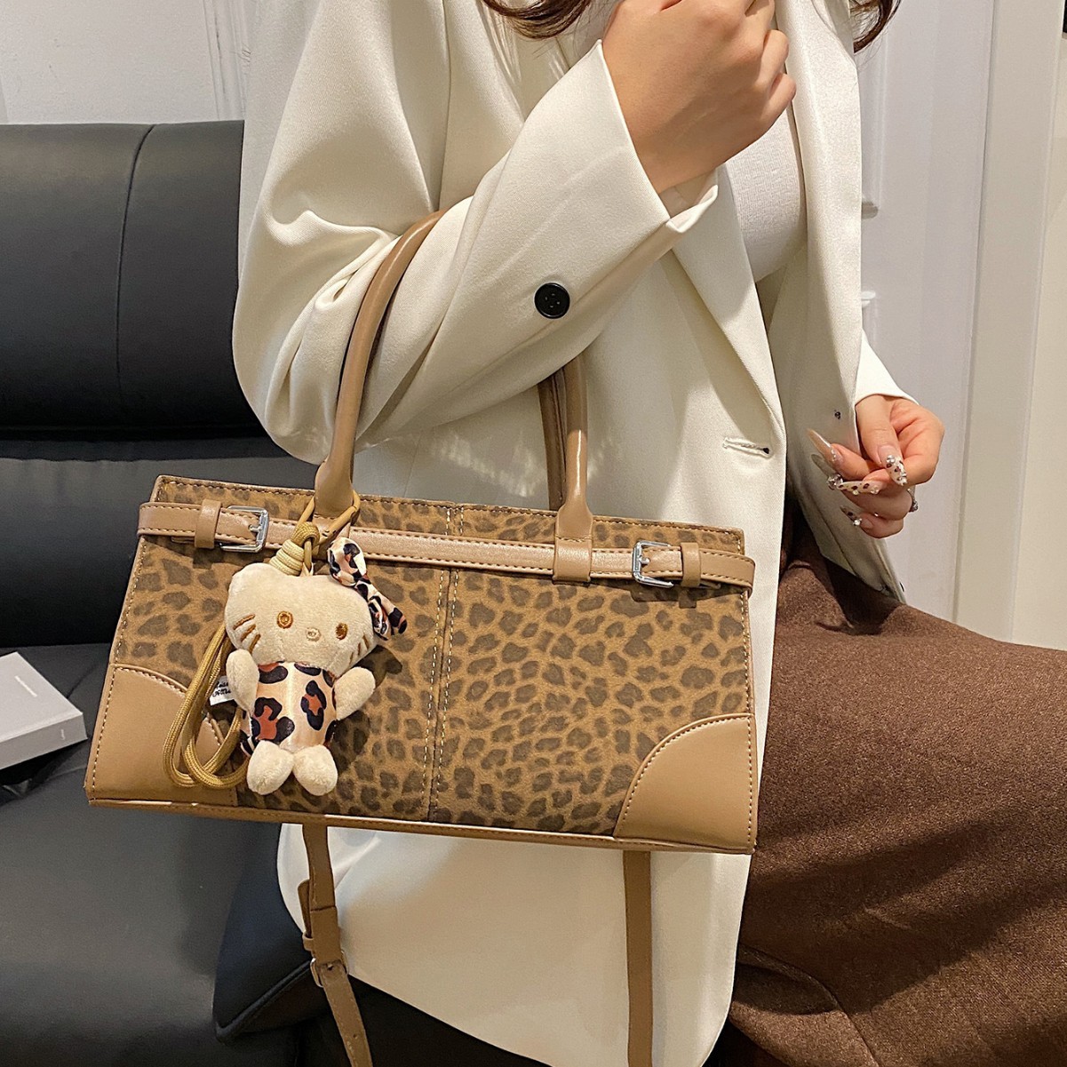 A new niche handbag with a retro design for autumn and winter, a versatile and fashionable 2024 high-end quality single-shoulder bag Specification drawing