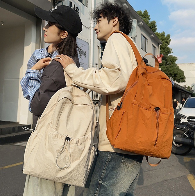 Japanese-style lightweight, pleated, large-capacity travel backpack for men, simple and versatile backpack for commuting, college student schoolbag for women full figure