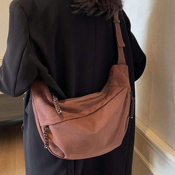 The 2024 new casual large-capacity crossbody bag is a trendy and cute cross-border single-shoulder bag. It's a Korean-style Instagram women's dumpling bag Application Scenario