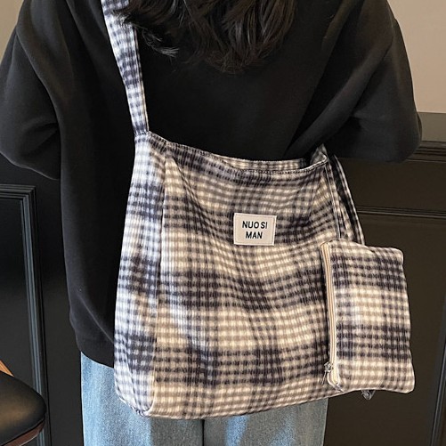 Checkered color-blocking canvas bag, women's large-capacity student commuter tote bag, computer bag, versatile casual single-shoulder crossbody bag Application Scenario