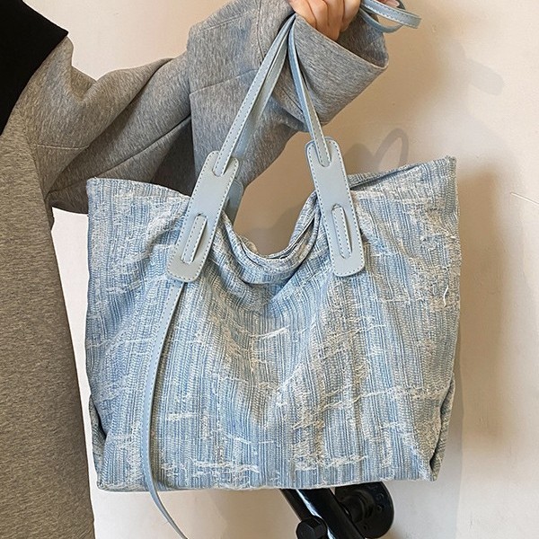 Washed denim large-capacity tote bag, new autumn 2024 collection, casual and personalized single-shoulder bag, large commuting bag for women full figure