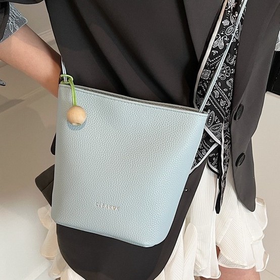 New minimalist and niche design large-capacity handbag, versatile casual bucket bag, solid color fresh single-shoulder crossbody bag Application Scenario