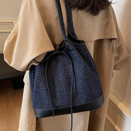 The new autumn and winter design style denim bucket bag, high-end and laid-back with a bow seal, single-shoulder bag, fashionable and large-capacity bag details Picture
