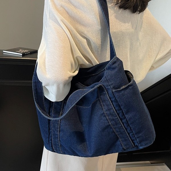 Washed denim large bag for women, 2024 new winter versatile commuter tote bag, workwear style retro underarm bag Application Scenario