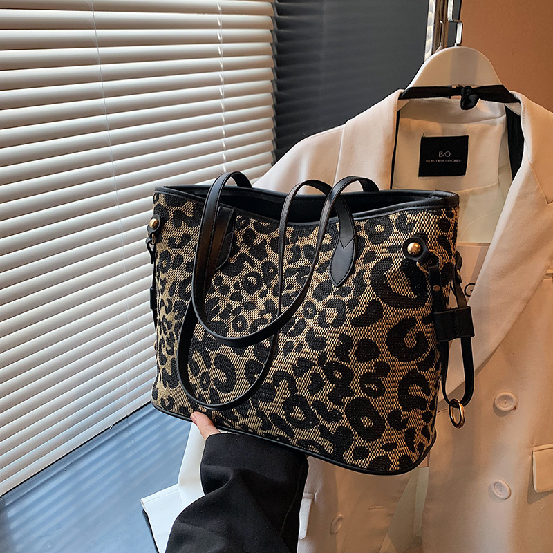 High-end leopard print large-capacity tote bag, new 2024 trendy and versatile commuter bag, single-shoulder bag for women details Picture