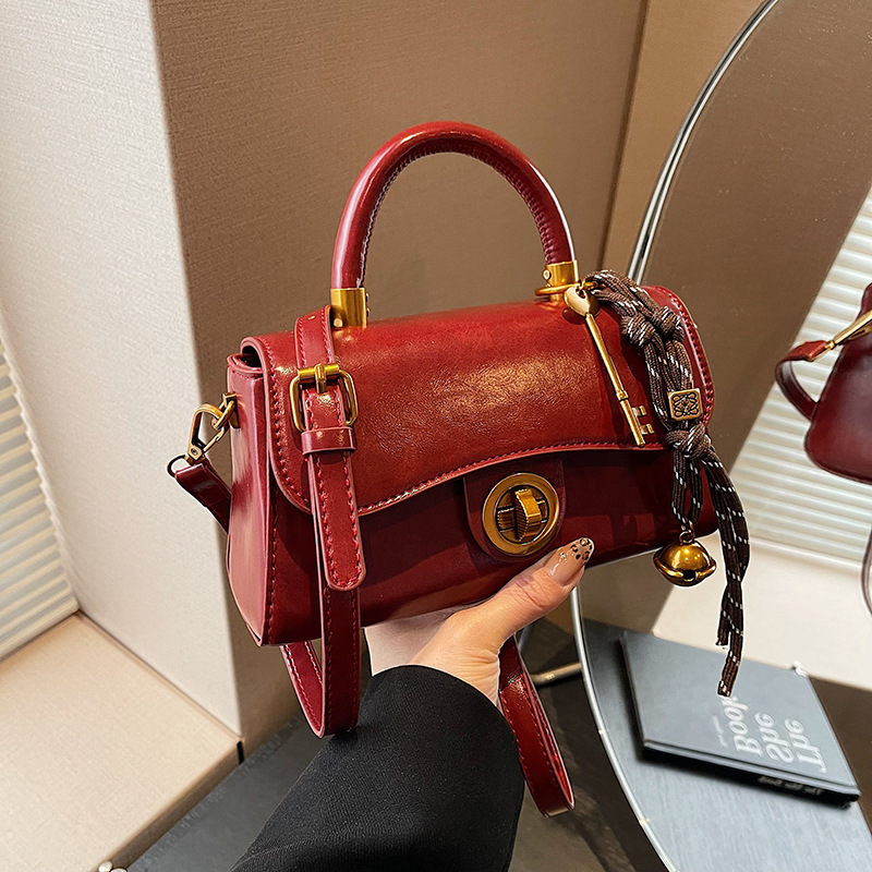 High-end oil wax leather retro bag for women 2024 new style, trendy and versatile crossbody bag, fashionable single-shoulder hand-carry small square bag details Picture