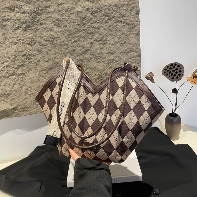 Checkered single-shoulder bag for women, new winter 2024 trendy and fashionable large-capacity commuter tote bag, underarm bag for women full figure