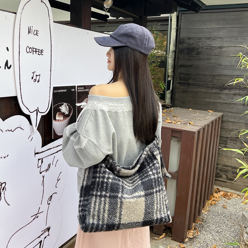Large-capacity checkered bag for women, new 2024 trendy autumn and winter versatile casual single-shoulder bag, school-style woolen tote bag details Picture