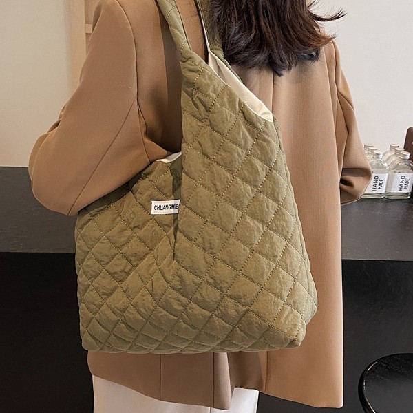 The new handbag features a large-capacity winter diamond underarm bag, a fashionable and retro casual shoulder bag, and a versatile tote bag for women Application Scenario