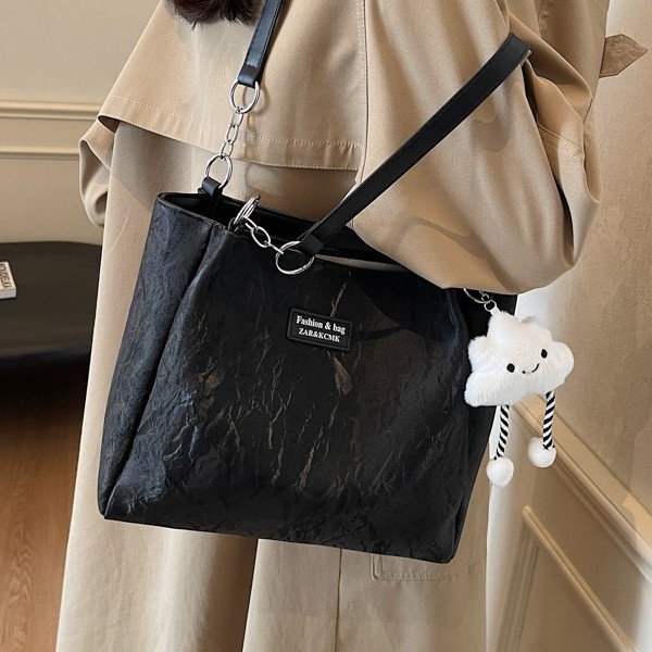 The new autumn and winter handbag is a versatile tote bag with a large capacity, a single-shoulder bag, and a simple and light luxury style. It is a casual commuting bag with a high-quality feel Specification drawing