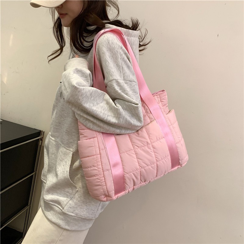 A new Korean-style trendy cotton-padded jacket bag for women's autumn and winter, a large-capacity single-shoulder bag for commuting, and a niche yet simple handbag Specification drawing