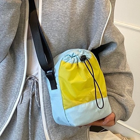 Lightweight outdoor single-shoulder small bag, travel crossbody bag, multi-functional mobile phone bag for men and women, cycling travel water bottle and cup bag Application Scenario