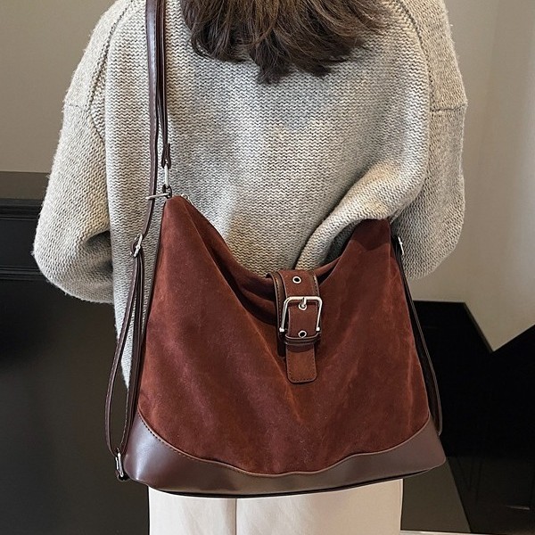 Retro and stylish large-capacity commuter tote bag, new frosted bag for autumn and winter, school-style backpack, casual crossbody bag full figure
