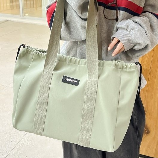 New large-capacity tote bag, versatile commuting handbag, portable, light and casual class bag, solid color single-shoulder bag details Picture
