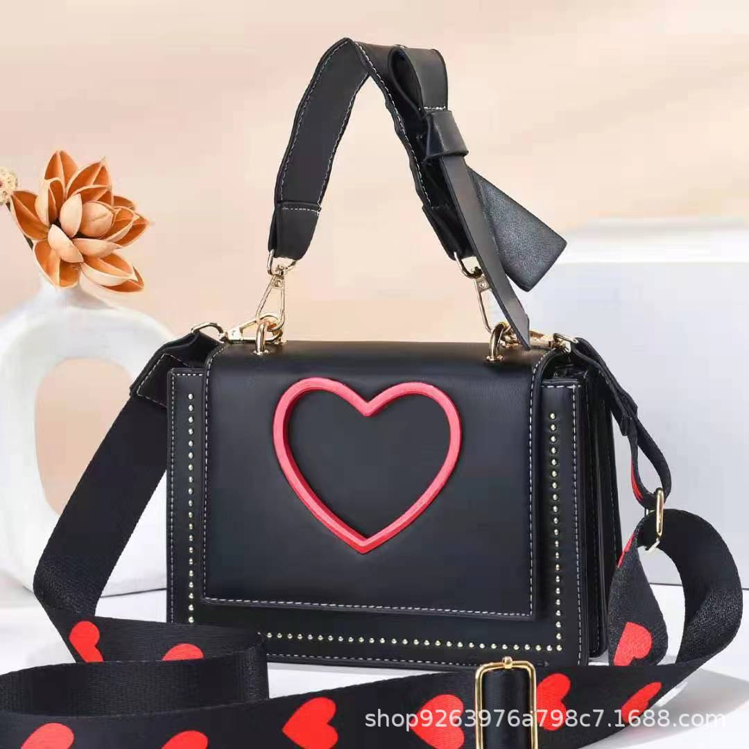 This is a new Korean heart-shaped crossbody bag for trendy women in 2024. It is a fashionable single-shoulder handbag for young women details Picture