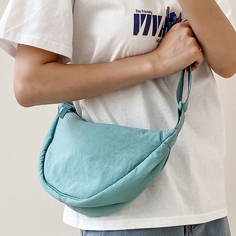The new 2024 autumn/winter collection features a lightweight and versatile crescent-shaped bag, a large-capacity solid-color single-shoulder crossbody bag, and a fashionable dumpling bag details Picture