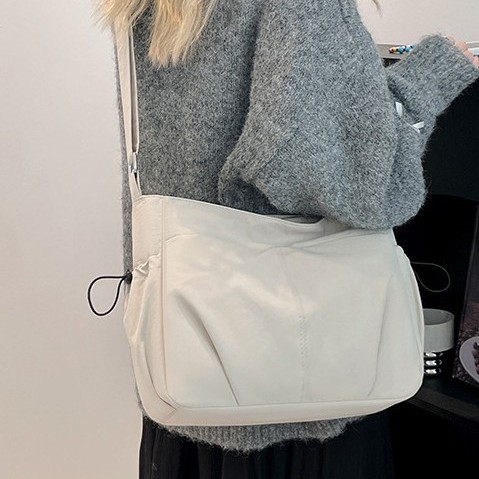 Solid color casual crossbody bag for foreign trade, commuting light and versatile fabric bag, large capacity simple single-shoulder bag, tote bag details Picture