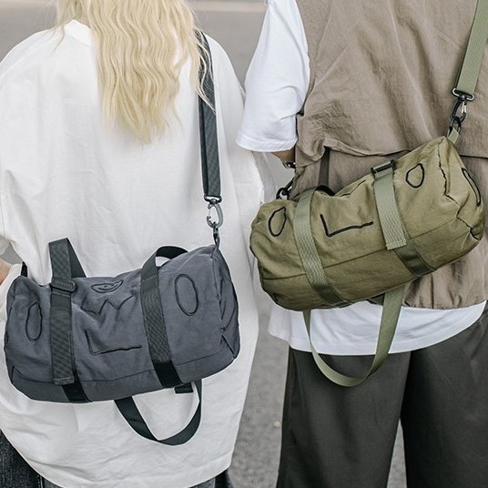 A new 2025 fashionable single-shoulder bag with a smiling face pattern for both men and women, a hand-held crossbody bag with a letter zipper and a casual cylindrical bag Specification drawing