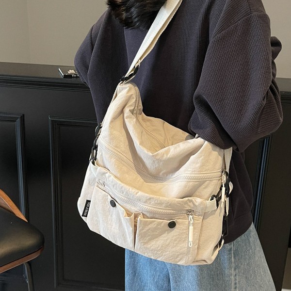 Nylon fabric multi-layer zipper single-shoulder crossbody bag, Korean style versatile and two-in-one, workwear-style motorcycle bag, casual sports bag for women Application Scenario