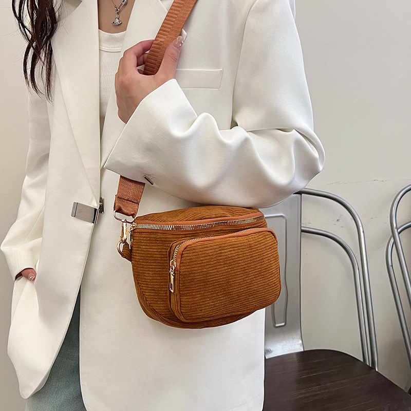 Casual and sporty corduroy crossbody bag, a popular new single-shoulder bag for the autumn of 2024, a Korean version of Instagram wide-band women's bag details Picture