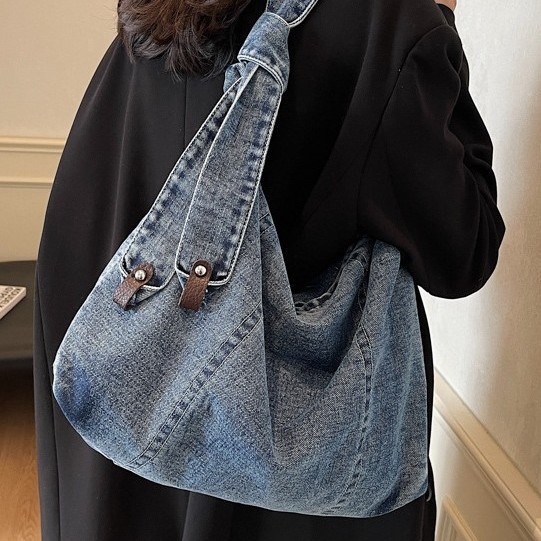 Large-capacity lazy style denim canvas bag for women, 2024 new style, relaxed underarm bag, commuter crossbody bag Application Scenario