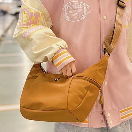 Japanese-style waterproof fabric bag, versatile for men and women, multi-functional nylon lightweight croissant bag, multi-color lightweight bag, single-shoulder crossbody bag Application Scenario